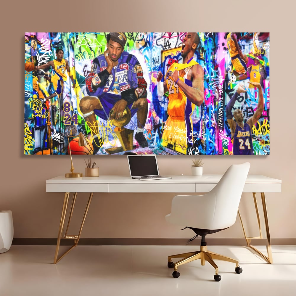 Tablou canvas cu tablou canvas cu kobe bryant si graffiti, fara rama, pe sasiu de lemn, pe perete intr-un birou